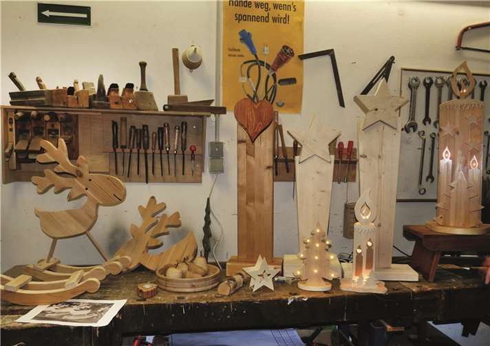 Eine kleine Auswahl der zauberhaften Holzarbeiten, die in der Seniorenwerkstatt für den bevorstehenden „Feuerzauber“ in Pasturschs Joarten gefertigt wurden.