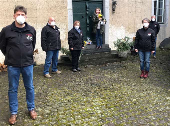Eine kleine Freude zum Frühlingsbeginn machten die Vorsitzenden des Vereins, Else Eichen und Guido Rick, ihren treuen Mitgliedern. Foto: privat