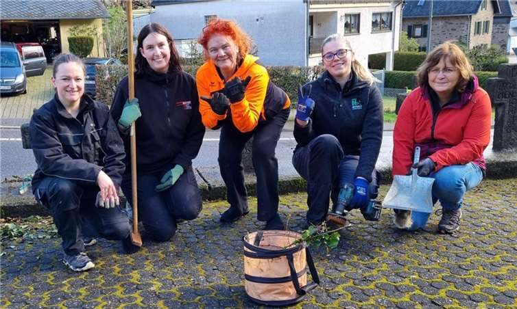 Eine kleine Gruppe befreite die Kreuze auf dem Friedhof trotz Regen und kleinen Schauern mit viel Engagement von Moos und Efeu. Foto: privat