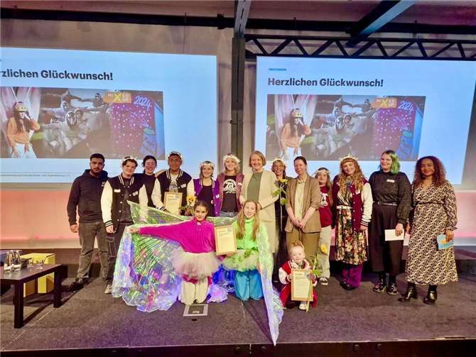 Eine kleine Gruppe beider Vereine reiste nach Berlin, um den MIXED UP Preis 2024 von der Bundesjugendministerin entgegenzunehmen.Fotos: Alexandra Gruber