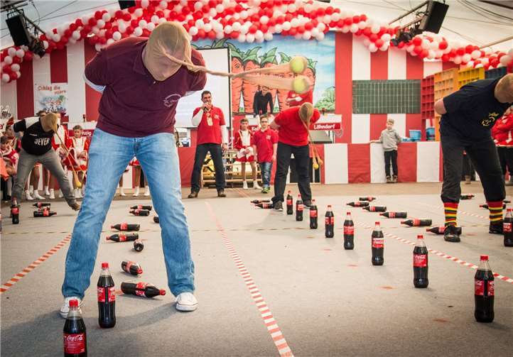 Eine kleine Gruppe der Karnevalsgesellschaft hat sich verschiedene Spiele ausgedacht. privat