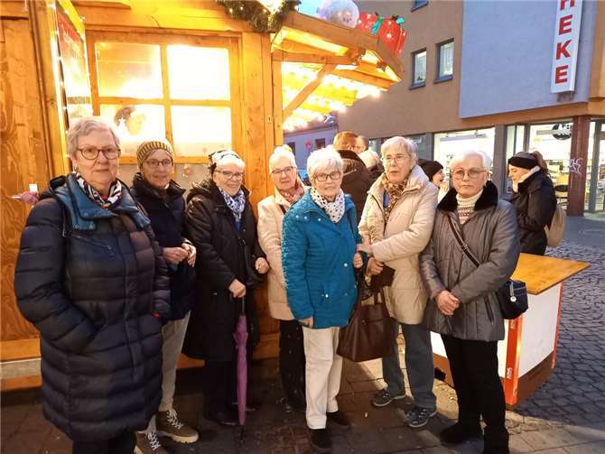 Eine kleine Gruppe der kfd-Frauen auf dem Weihnachtsmarkt.Foto: privat