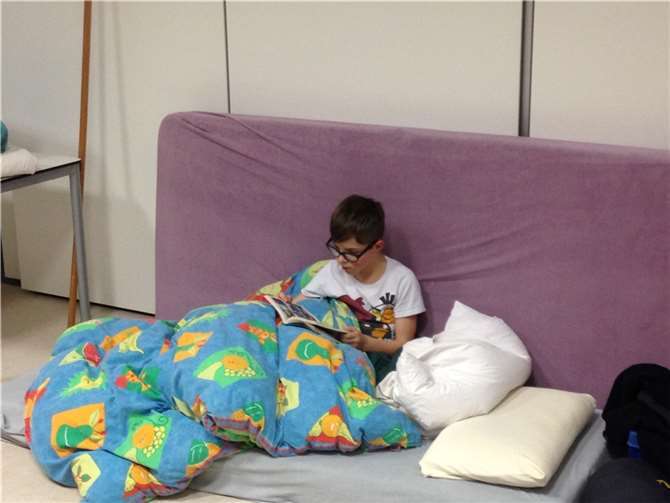 Eine kleine Leseratte kann sich nicht von seinem Buch trennen.