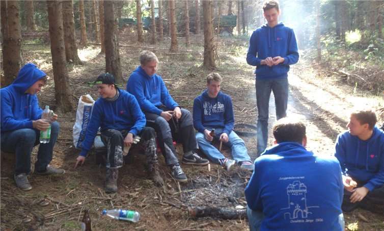 Eine kleine Pause beim Schanzenbinden der Ovvehöde Jonge. n Ahrweiler wird das Martinsbrauchtum seit Generationen gepflegt. privat