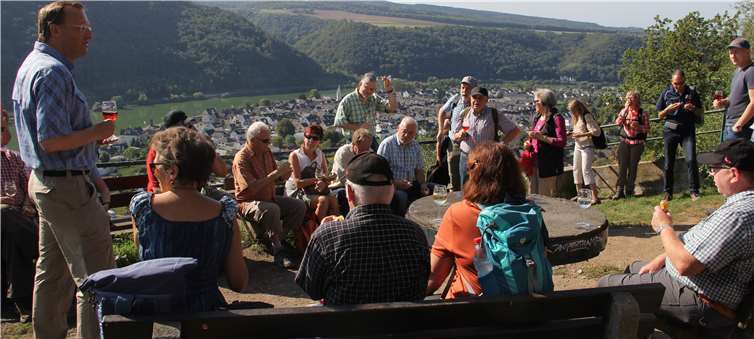 Eine kleine Rast legte man am Aussichtspunkt Pfarrheckskopf ein. Foto: privat