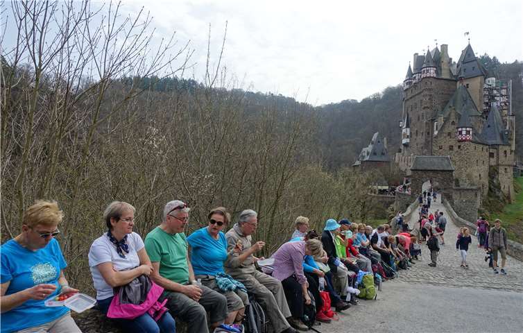 Eine kleine Rast vor der Burg Eltz. privat