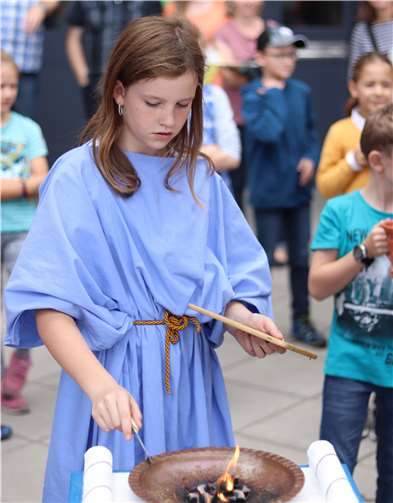 Eine kleine Römerin am Feuer.privat