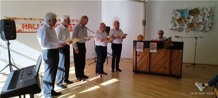 Eine kleine Sängerschar des Männerchor Remagen beim Herbstfest im Remagener Pfarrheim.  Foto: Otto Lembke