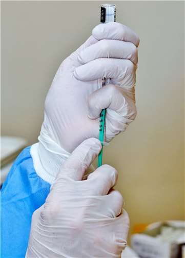 Eine kleine Spritze und ein damit verbundener kleiner Piks in den Oberarm im Kampf gegen das Coronavirus Sars-CoV-2. Bisher wurden 16 Prozent der zur Verfügung stehenden Impfstoffmengen durch die mobilen Impfteams des DRK-Kreisverbands Ahrweiler e.V. in Pflegeeinrichtungen und Einrichtungen der Eingliederungshilfe erimpft.Foto: Thorsten Trügen