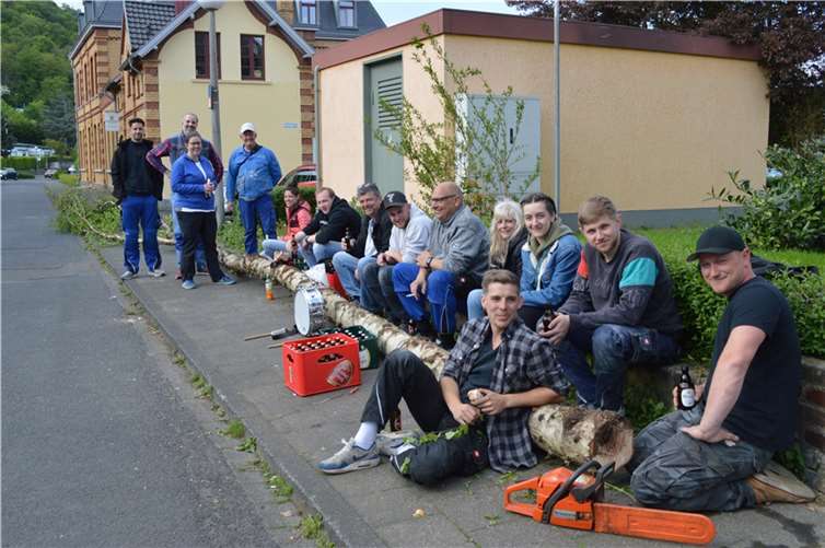 Eine kleine Stärkungspause legten die Oberwinterer Junggeellen um Vorsitzenden Kai Gantz (r.) ein, bevor sie mit dem prächtigen Maibaum auf den Marktzplatz aufzogen.