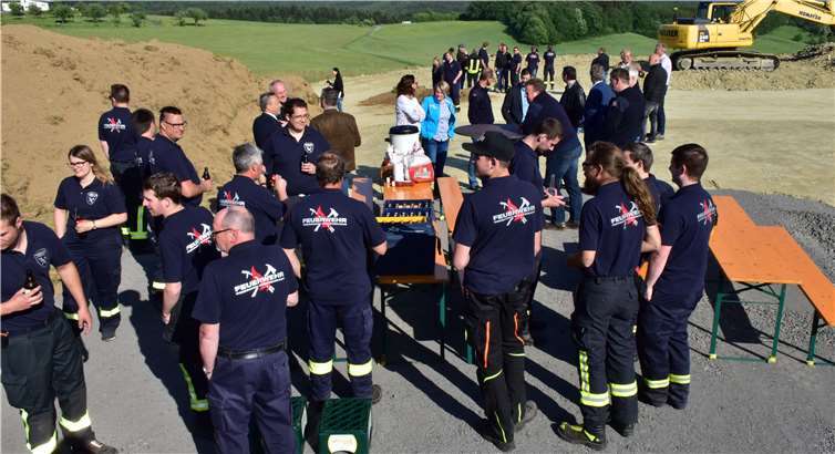 Eine kleine Terrasse mit traumhafter Aussicht und Festzeltgarnituren wurde für die Spatenstichfeier angelegt.