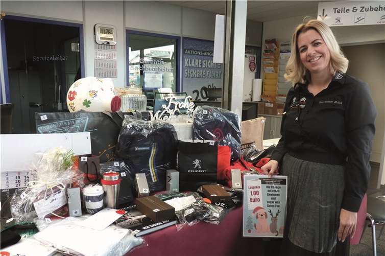 Eine kleine Tombola lockte mit ausgesuchten Preisen. Die Einnahmen aus dem Losverkauf spendet das Autohaus an das Mayener Tierheim. 