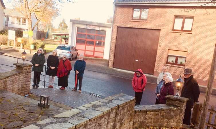 Eine kleine Versammlung fand sich zu Kranzniederlegung zusammen.