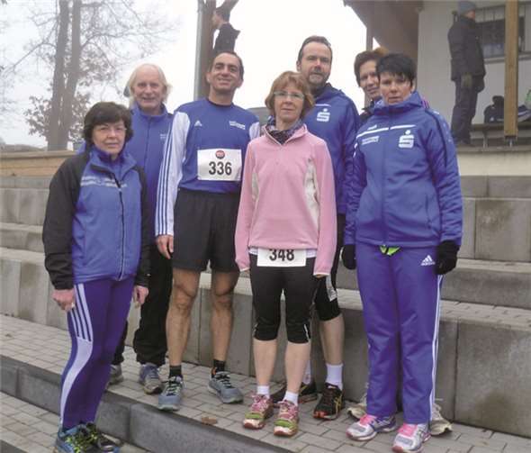 Eine kleine aber feine Gruppe der LG Laacher See vor dem Start des Abschlusslaufs Crosslaufserie Cochem-Zell auf dem Sportplatz in Auderath.Privat
