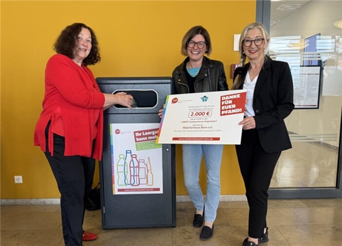 Eine kleine tägliche Geste mit großer Wirkung. Sarah Cziudaj (m.), stellvertretende Geschäftsführerin des Studierendenwerks Bonn, übergibt in der CAMPO symbolisch die über Flaschenpfand gespendete Summe von 2.000 Euro an Renate Hendricks (l., Vorsitzende) und Christiane-Nüchel-Ihne (Schriftführerin) des Vereins Mädchenhaus Bonn.