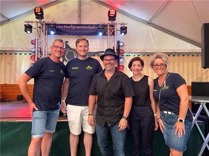 Eine kölsche Musikgröße beim Merler Dorffest. Der Kölner Liedermacher und Musiker Björn Heuser (Mitte) mit Vorstandsmitgliedern der Merler Dorfgemeinschaft.