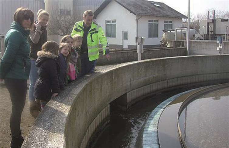 Eine kompetente Führung durch die Kläranlage erhielten die Kinder durch Herrn Kaiser und Herrn Michels.