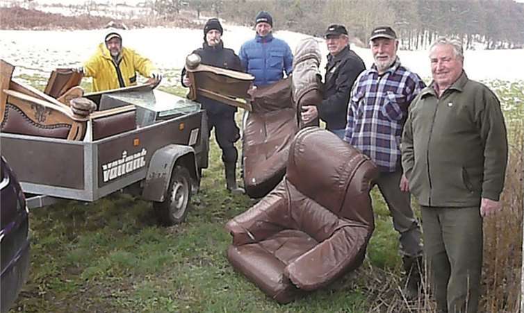 Eine komplette Sitzgarnitur wurde hier gefunden.privat