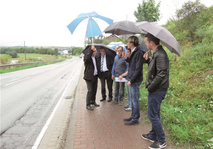 Eine kurzfristige, zunächst provisorische Ausbesserung der tiefen Spurrillen auf der L117, Ochtendunger Straße, wurde den Anwohnern von (von links) Bernd Cornely und Staatssekretär Günter Kern zugesagt. Landtagsabgeordneter Marc Ruland (2.v.r.) hatte den Ortstermin koordiniert.