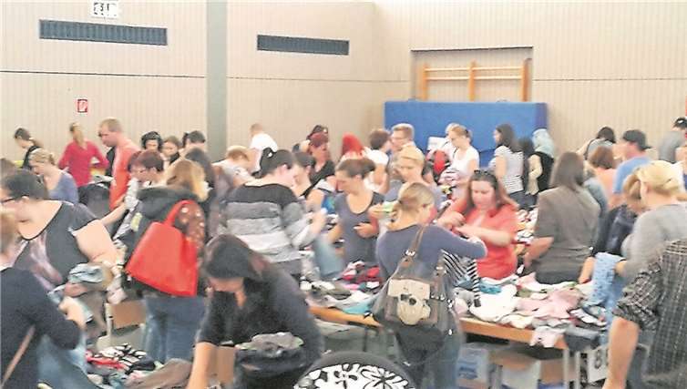 Eine lange Käuferschlange bestätigt den Erfolg des Kleider- und Spielzeugbasars. privat