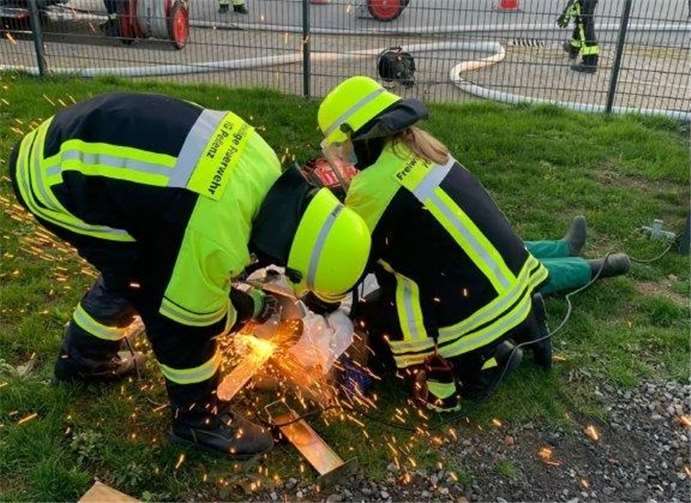 Eine lange Metallstange hatte sich durch den Arm einer Übungspuppe gebohrt. Sie wurde von der Feuerwehr patientenschonend durchtrennt.