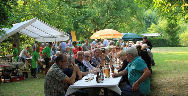 Eine lange weiße Tafel, an der man gemütlich verweilen konnte.