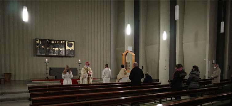 Eine letzte Eucharistiefeier konnte aufgrund der Schäden nicht mehr in St. Marien gefeiert werden. Daher ging lediglich eine kleine Abordnung gemeinsam mit dem Weihbischof und Pastor Lothar Anhalt in die Kirche, um dort das Ziborium mit den Hostien und das Ewige Licht herauszunehmen und in die benachbarte Kirche St. Martin zu bringen. Dort wurde dann ein gemeinsamer Gottesdienst gefeiert.Foto: privat