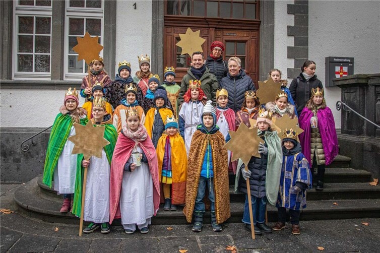 Eine liebgewonnene Tradition: Eine Abordnung von Sternsingerinnen und Sternsingern aus Koblenz besucht das Rathaus, wo sie von Oberbürgermeister David Langner und Bürgermeisterin Ulrike Mohrs empfangen werden. Fotos: Stadt Koblenz/Andreas Egenolf