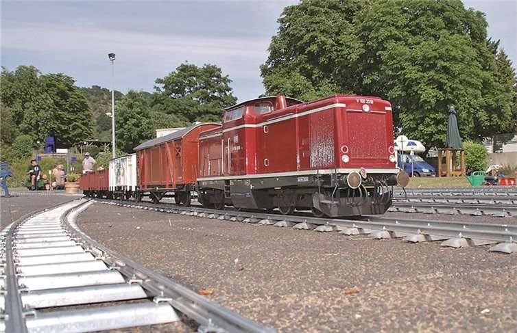 Eine liebvoll gepflegte „Gartenbahn“ und die Loks wirken sehr echt - einfach schön.