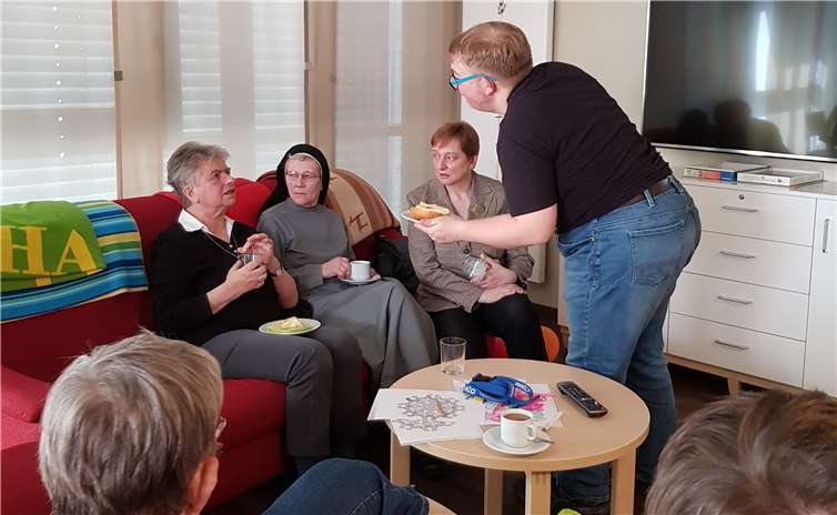 Eine lockere Atmosphäre entstand beim Nachbarschaftskaffee in der neuen Wohneinheit.  privat