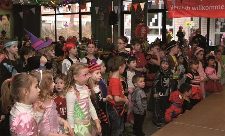 Eine lustig bunte Kinderschar war gekommen und feierte ausgelassen Karneval.