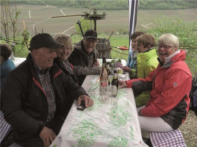 Eine lustige Gruppe aus Treis bei einer Rast und einem guten Tropfen mitten in den Weinbergen.Valerius Mies