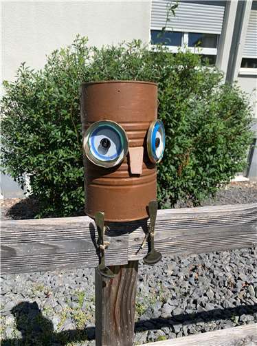 Eine lustige Skulptur wurde aus einer Dose hergestellt.