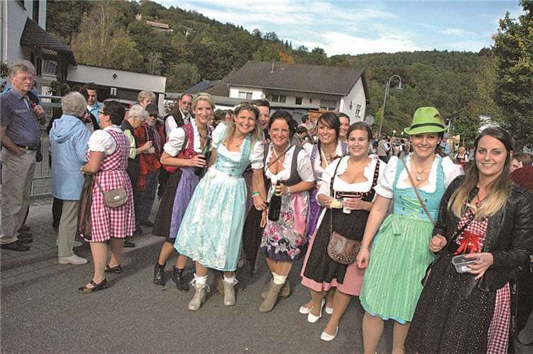 Eine lustige Truppe. Die feschen Dirndl gehören einfach dazu.-UM-