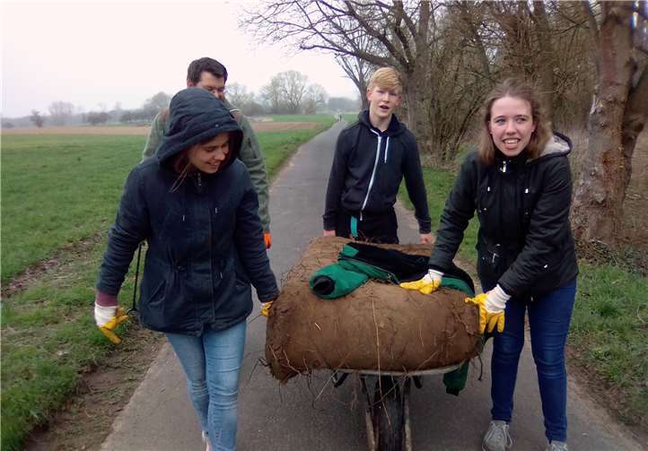 Eine mit schlammigem Wasser durchnässte Matratze war beim Dreck-weg-Tag nur mit vereinten WSV Sinzig-Kräften zu beseitigen.