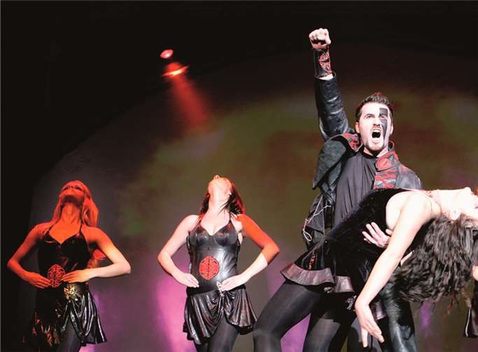 Eine mitreißende Steppshow mit rasanten Tänzen wird dem Publikum in Bad Neuenahr geboten. privat