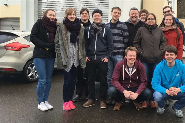 Eine motivierte Gruppe junger Leute nach dem Fahrsicherheitstraining am Übungsplatz im Hunsrück.Privat