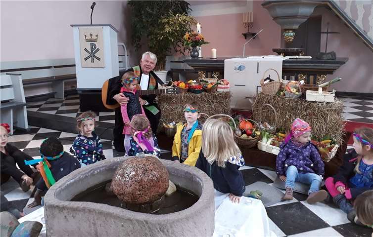 Eine muntere Kinderschar sang ein Danklied, dass Gott es hat auch in diesem Jahr reifen lassen und viele Äpfel, Birnen, Möhren, Nüsse uns geschenkt wurden.Foto: privat