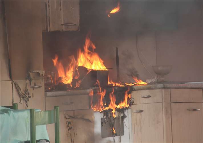 Eine nachgebaute Haushaltsküche war Schauplatz der Entstehung eines Feuers bis zum Vollbrand.
