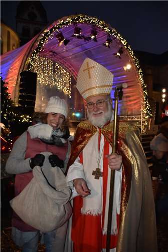 Eine nette Assistentin half dem Nikolaus auf dem Bendorfer Weihnachtsmarkt.