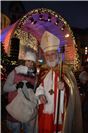 Eine nette Assistentin half dem Nikolaus auf dem Bendorfer Weihnachtsmarkt.