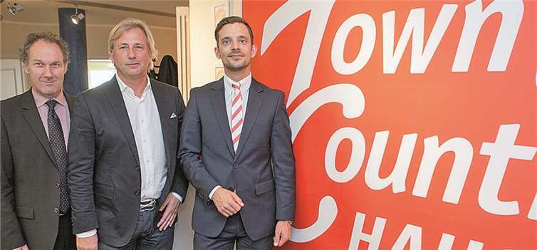 Eine neue Anlaufstelle für alle künftigen Häuslebauer in der Gemeindewachtberg bietet Geschäftsstellenleiter Manuel Prell (re.) von „Town & Country Haus“. Bei der Eröffnung waren auch der Erste Beigeordnete Jörg Ostermann (li.) und Inhaber Jörg Mühlenbock von der Wohn- und Bauleistungs GmbH in Troisdorf mit dabei. JOST