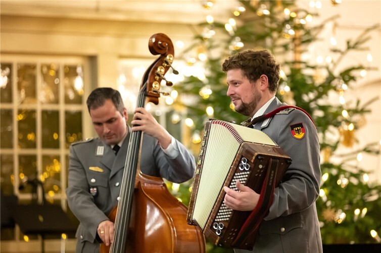 Eine neue Combo gibt ihr Debüt: Harmonium und Bass bringen Walzer in die Kirche. Foto: Bundeswehr/Patrick Grüterich