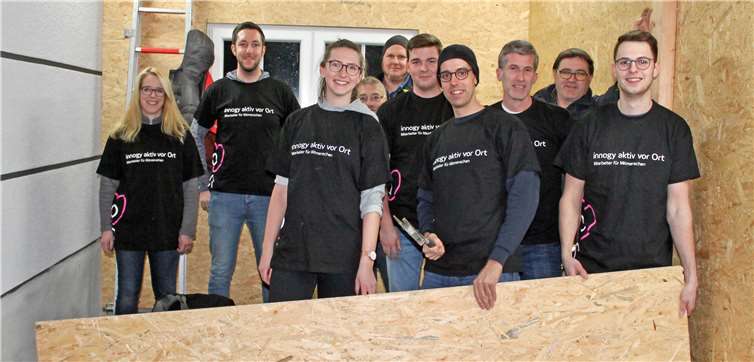 Eine neue Dämmung im Carport der Feuerwehr in St. Johann sorgt für Energieeffizienz statt Energieverlust: Dafür krempelten die Mitglieder der Freiwilligen Feuerwehr die Ärmel hoch und bauten die Garage energetisch aus.  innogy