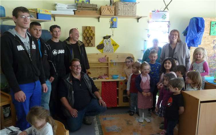 Eine neue Puppenküche bekamen die Kinder des Kindergartens Dürrholz/Daufenbach. privat