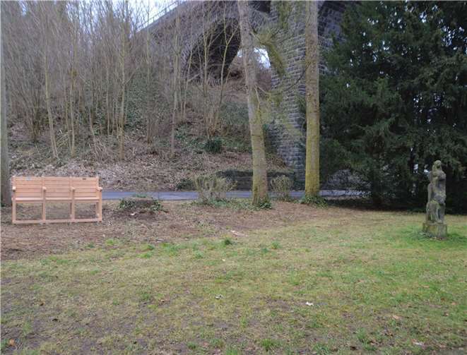 Eine neue Senioren-Sitzbank in den Grünanlagen in der Bürresheimer Straße, in der Nähe der Skulptur ‚Die 3 Affen‘.  Foto: Jacqueline Blang/ Stadt Mayen