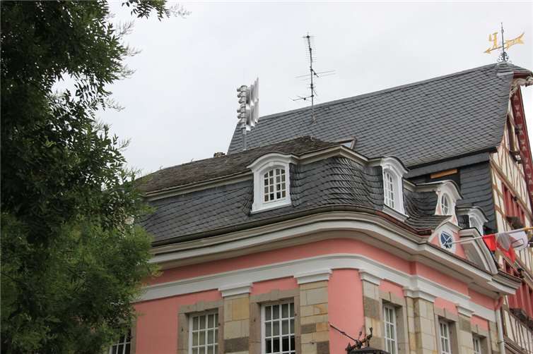 Alle Kommunen im Kreis sollen moderne Sirenen bekommen Eine neue digitale Sirene auf dem Dach des alten Rathauses am Ahrweiler Marktplatz. Foto: GS
