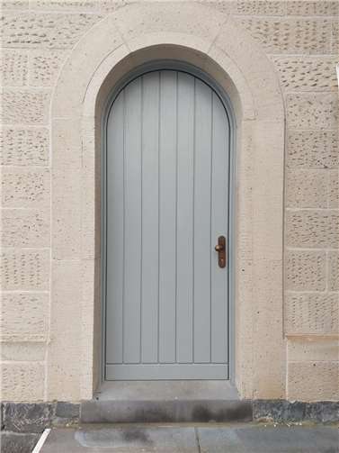 Eine neue zeitgesteuerten Türöffnungs- und Schließanlage wurde installiert.