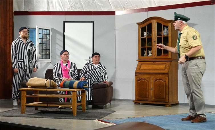 Eine nie genutzte Gefängniszelle wurde in ein Wohnzimmer verwandelt, in der drei Ganoven einquartiert wurden.