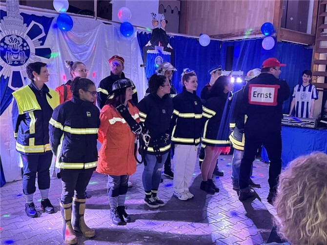 Eine noch unbekannte Gruppe aus zusammengewürfelten Persönlichkeiten hatte alle Hände voll zu tun, als Ausbilder „Ernst“ sie immer wieder zu Leistungen von „Feuerwehr Übungen“ abfragte. Foto: privat